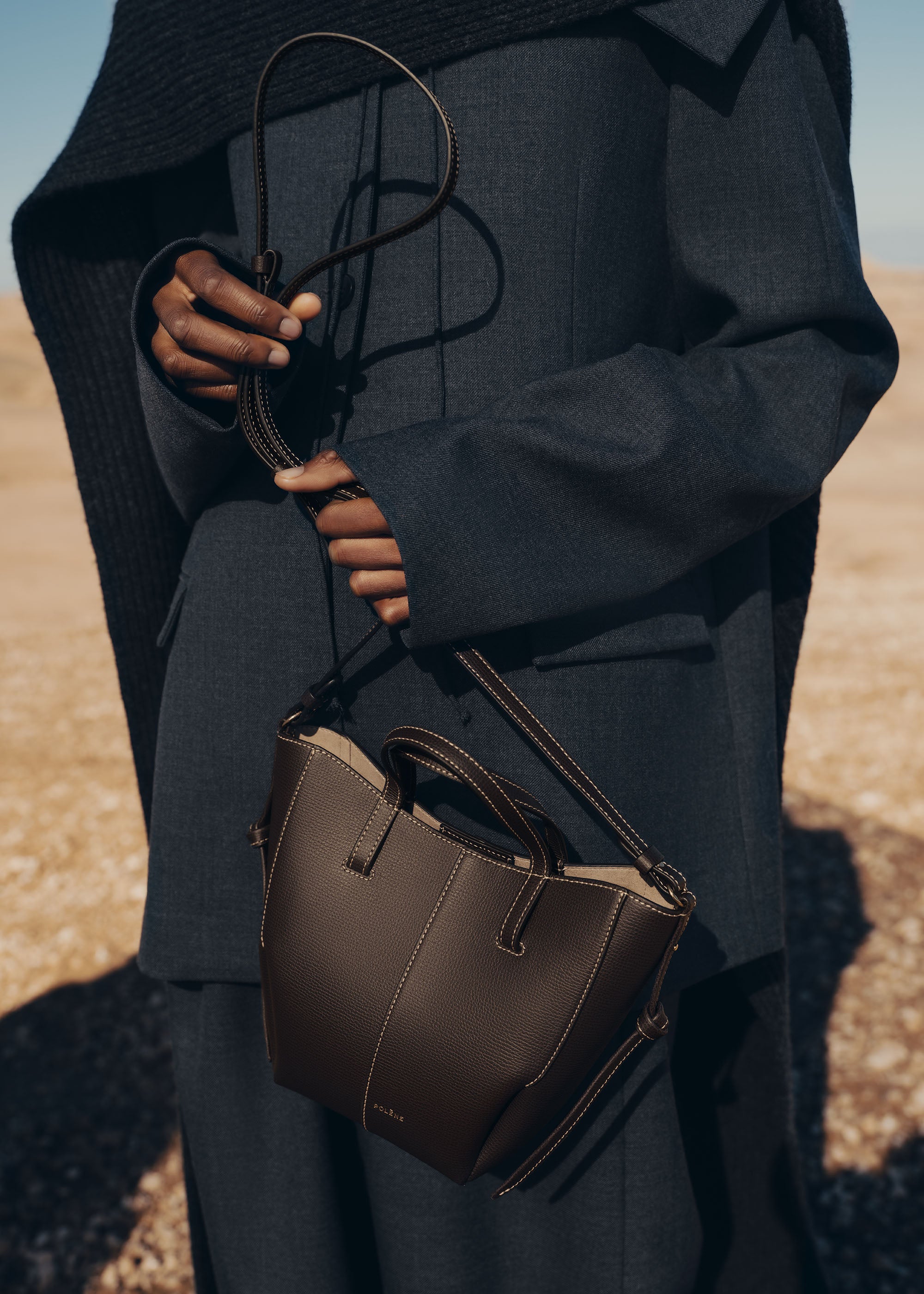 Cyme Tote Nano - Ebenholz Genarbtes Leder
