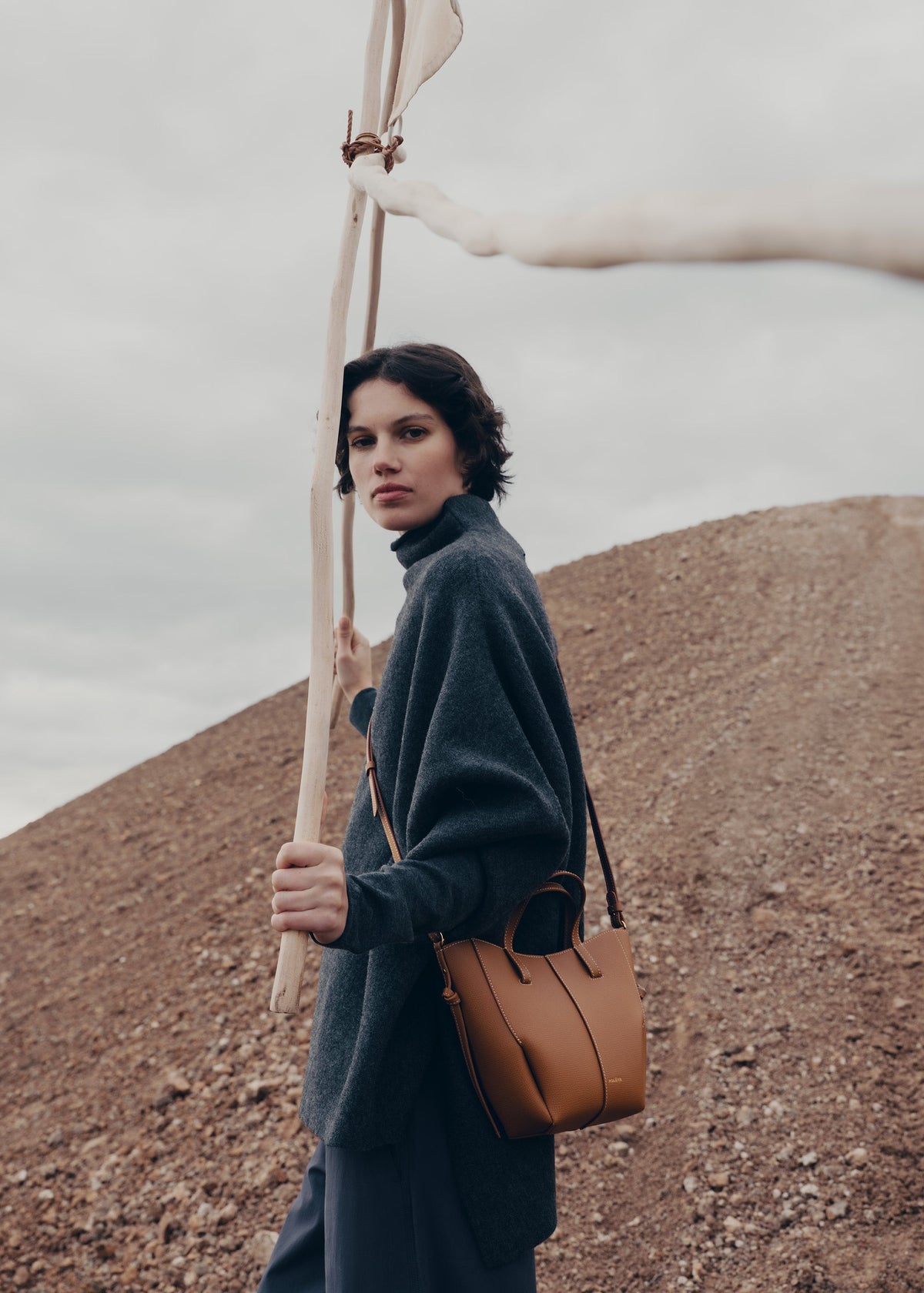 Cyme Tote Nano - Camel Genarbtes Leder