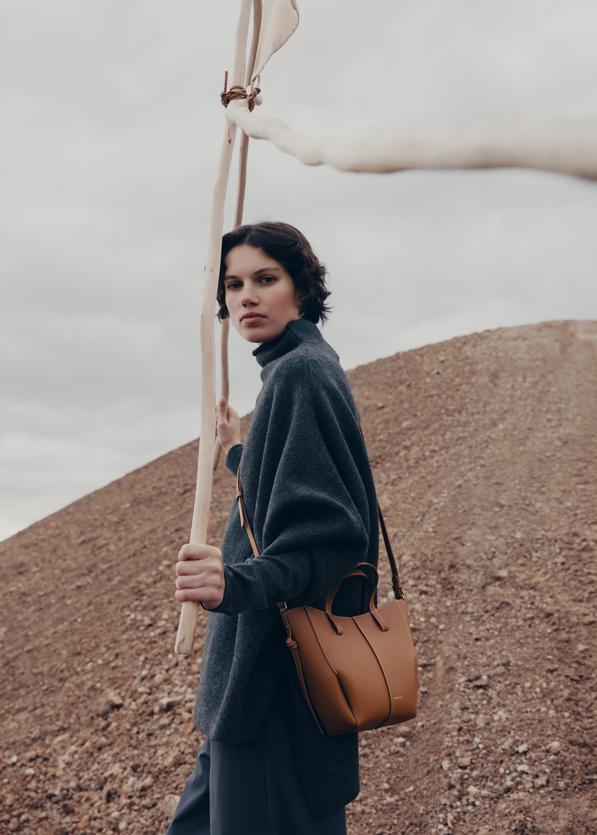 Cyme Tote Nano - Camel Genarbtes Leder