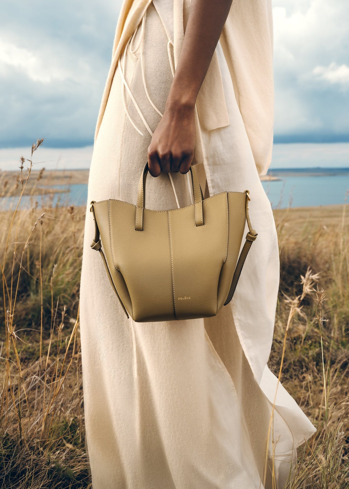 Cyme Tote Nano - Olivbraun Genarbtes Leder